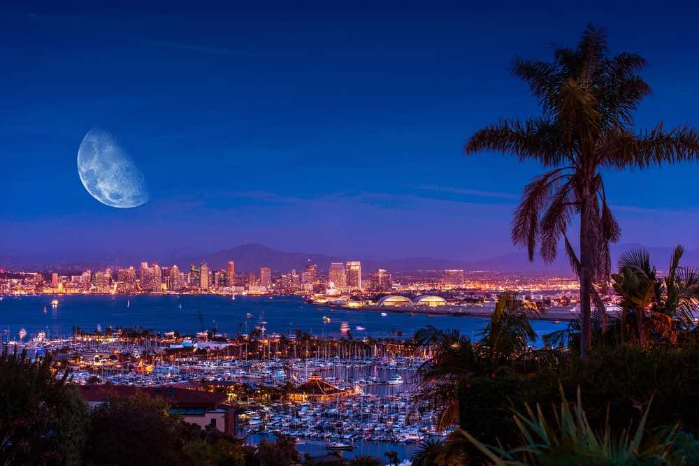[Vampire, Mascarade] San Diego By Night San-Diego-Night-with-Large-Moon-on-the-Horizon